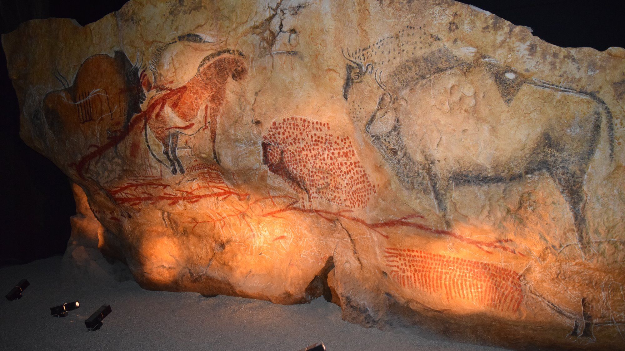 A replica of a panel from the cave of Marsoulas in the arc de la Prehistoire.