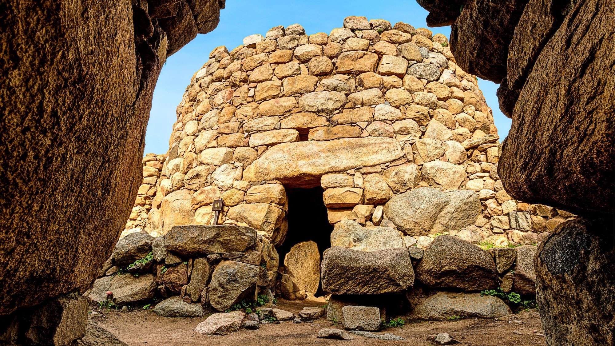 The nurgahe or stone tower of La Prisgiona.